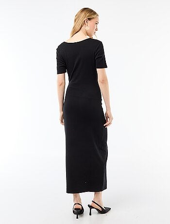 Vestido largo con corte drapeado y detalle de joya