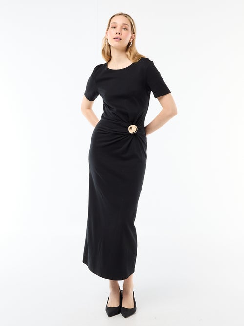 Vestido largo con corte drapeado y detalle de joya - Kiabi