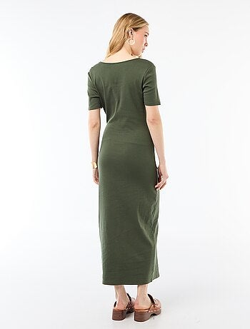 Vestido largo con corte drapeado y detalle de joya