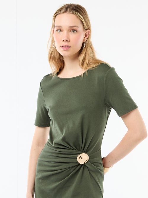 Vestido largo con corte drapeado y detalle de joya - Kiabi