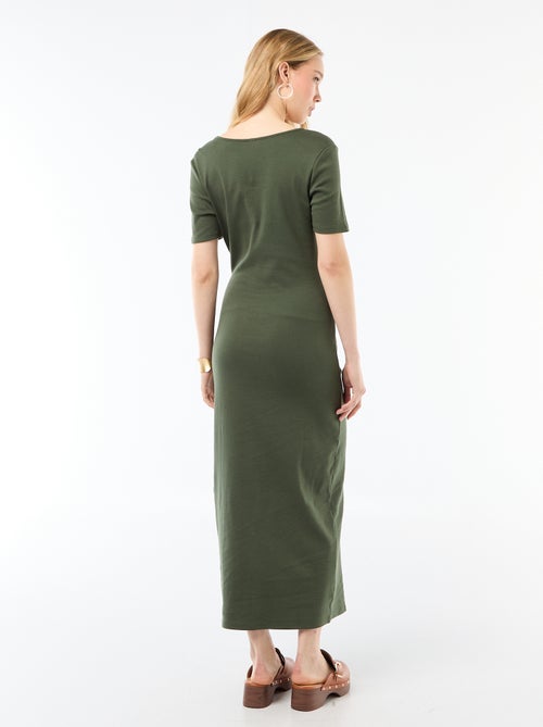 Vestido largo con corte drapeado y detalle de joya - Kiabi