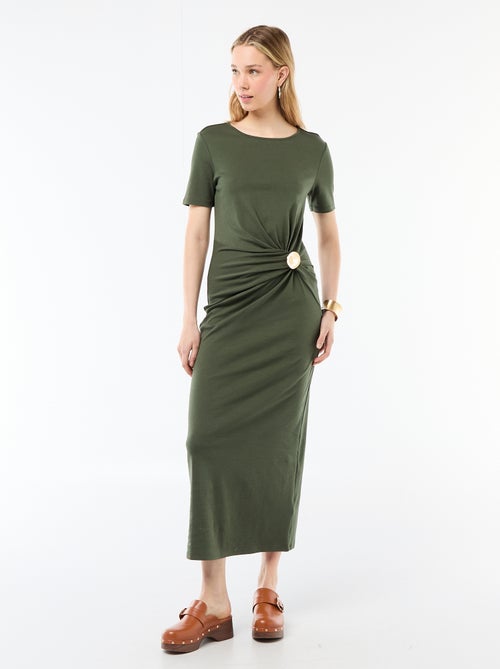 Vestido largo con corte drapeado y detalle de joya - Kiabi