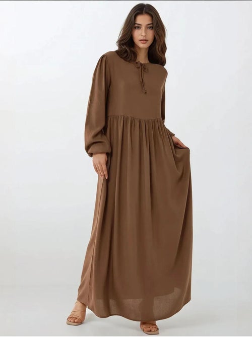 Vestido largo con corte en a y cuello redondo hiccup - Kiabi Vestido largo con corte en a y cuello redondo hiccup - Kiabi