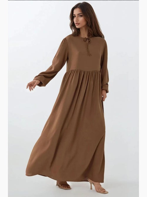 Vestido largo con corte en a y cuello redondo hiccup - Kiabi Vestido largo con corte en a y cuello redondo hiccup - Kiabi