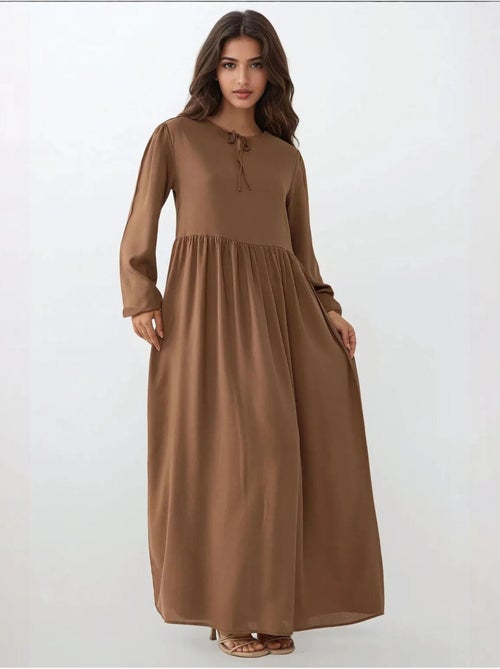 Vestido largo con corte en a y cuello redondo hiccup - Kiabi Vestido largo con corte en a y cuello redondo hiccup - Kiabi