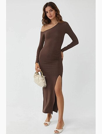 Vestido largo con cuello asimétrico y detalle de volante busem