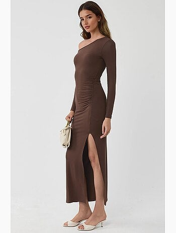 Vestido largo con cuello asimétrico y detalle de volante busem