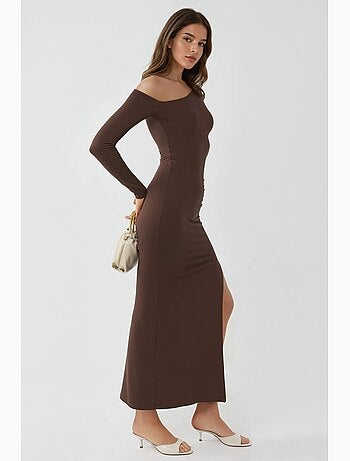 Vestido largo con cuello asimétrico y detalle de volante busem