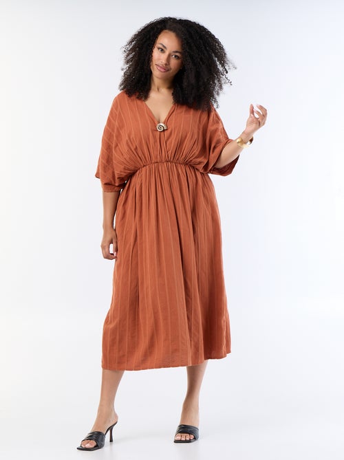 Vestido largo con cuello cruzado y joya de fantasía - Kiabi