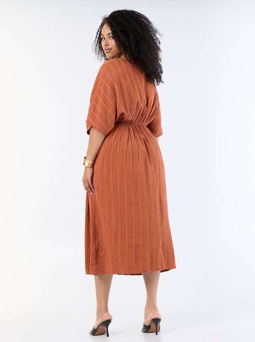 Vestido largo con cuello cruzado y joya de fantasía - Kiabi