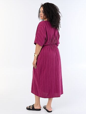 Vestido largo con cuello cruzado y joya de fantasía
