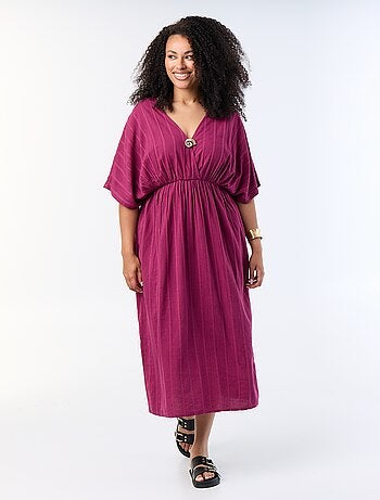 Vestido largo con cuello cruzado y joya de fantasía
