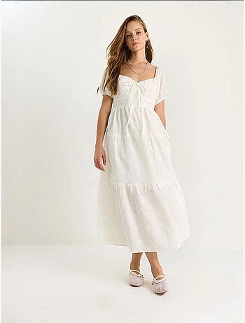 Vestido largo con cuello de corazón bordado lucci