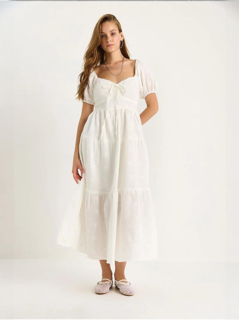 Vestido largo con cuello de corazón bordado lucci Blanco - Kiabi