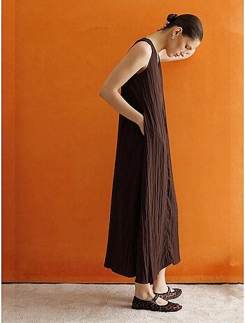 Vestido largo con cuello en v y tela seersucker mixray