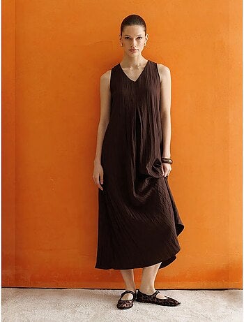 Vestido largo con cuello en v y tela seersucker mixray