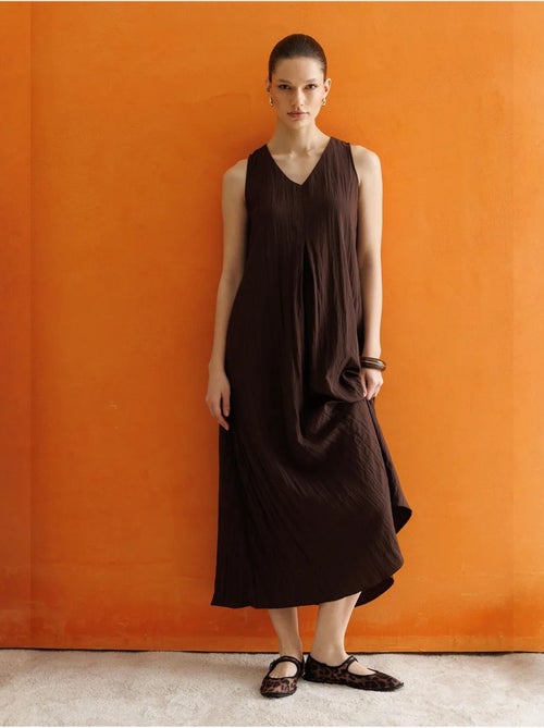 Vestido largo con cuello en v y tela seersucker mixray - Kiabi Vestido largo con cuello en v y tela seersucker mixray - Kiabi