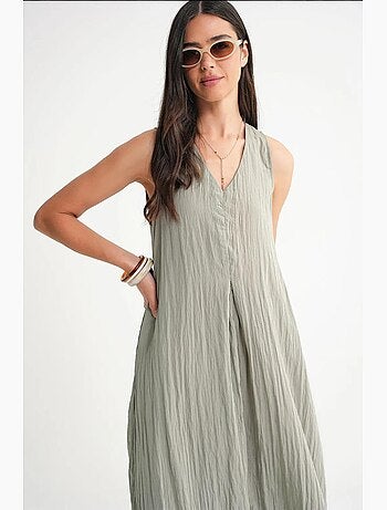 Vestido largo con cuello en v y tela seersucker mixray