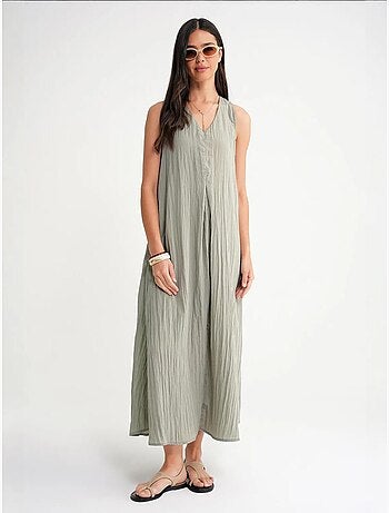 Vestido largo con cuello en v y tela seersucker mixray