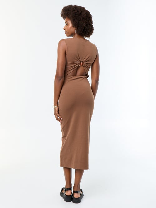 Vestido largo con espalda descubierta y joya de fantasía - Kiabi