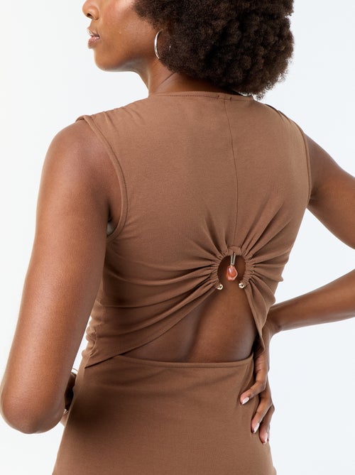 Vestido largo con espalda descubierta y joya de fantasía - Kiabi