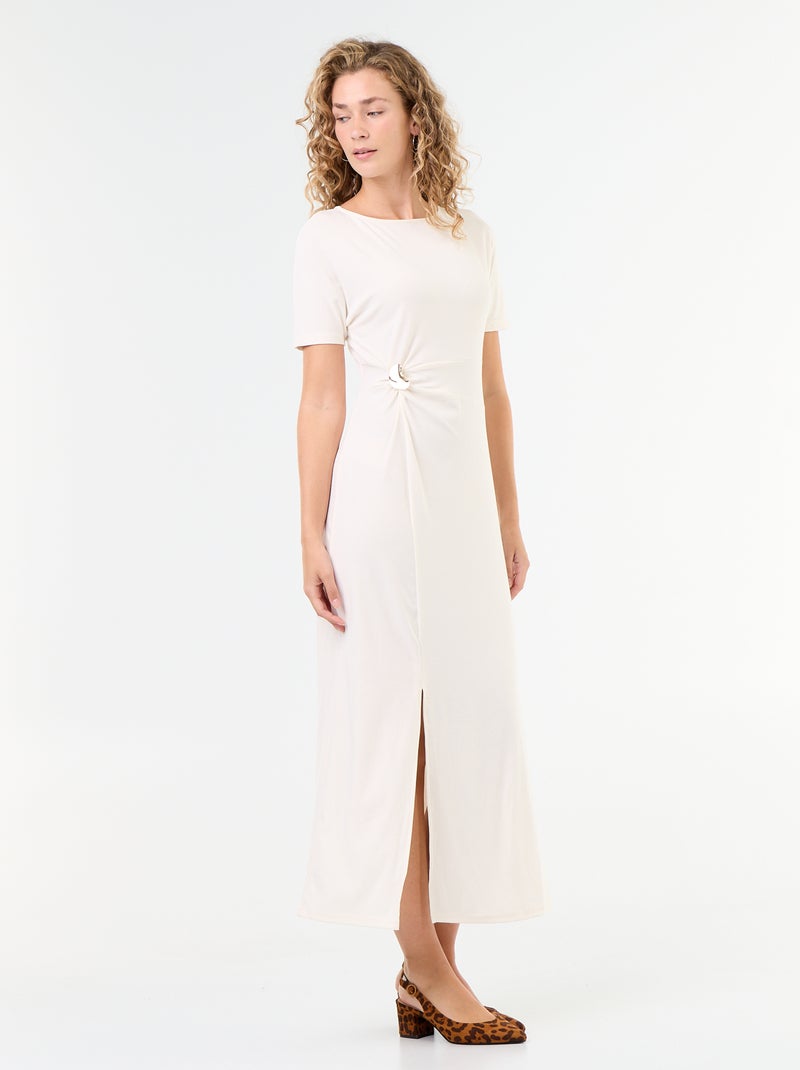Vestido largo de corte plisado y broche dorado martillado. Blanco - Kiabi