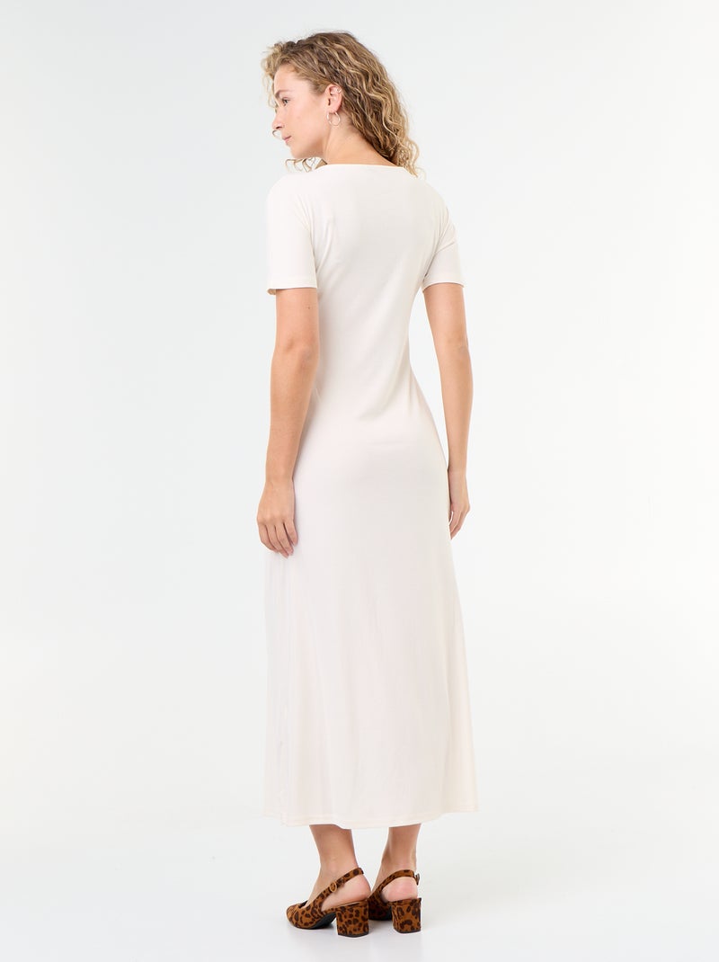 Vestido largo de corte plisado y broche dorado martillado. Blanco - Kiabi