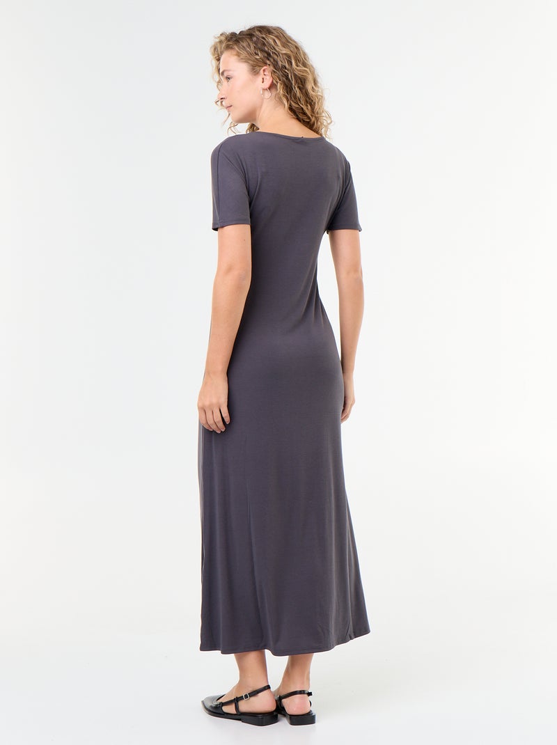 Vestido largo de corte plisado y broche dorado martillado. Gris - Kiabi