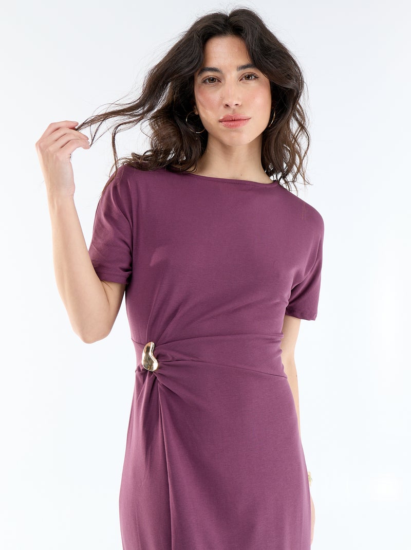 Vestido largo de corte plisado y broche dorado martillado. Purpura - Kiabi