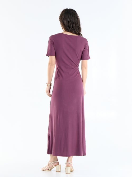 Vestido largo de corte plisado y broche dorado martillado. - Kiabi