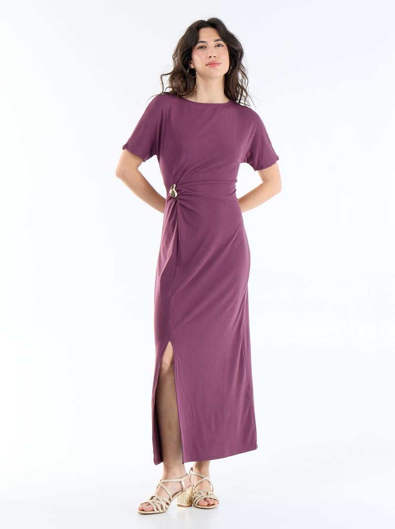Vestido largo de corte plisado y broche dorado martillado. Purpura - Kiabi