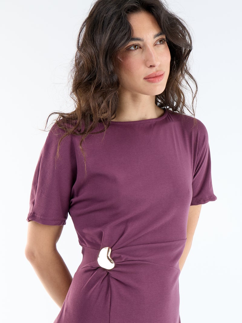 Vestido largo de corte plisado y broche dorado martillado. Purpura - Kiabi