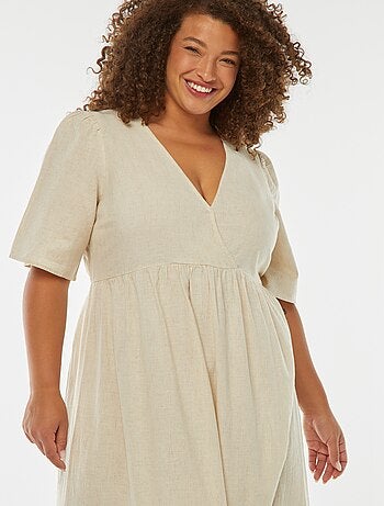 Vestido largo de manga corta con bajo a capas