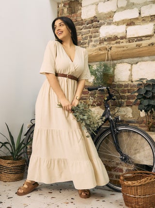 Vestido largo de manga corta con bajo a capas