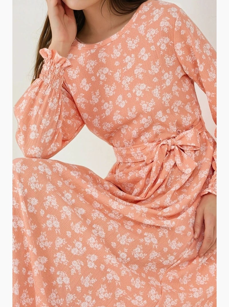Vestido largo de manga larga con estampado floral y cinturón hiccup Rosa - Kiabi