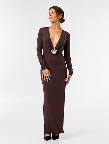 Vestido largo de manga larga con joya de fantasía
