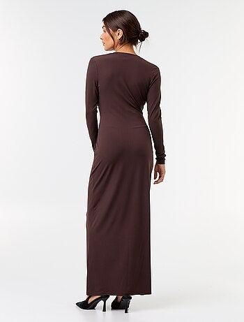 Vestido largo de manga larga con joya de fantasía