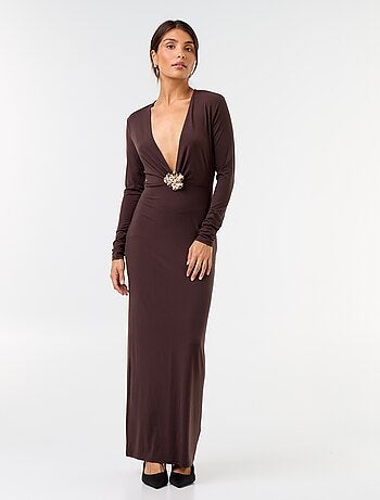 Vestido largo de manga larga con joya de fantasía
