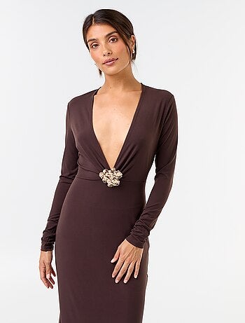 Vestido largo de manga larga con joya de fantasía