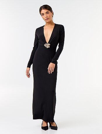 Vestido largo de manga larga con joya de fantasía