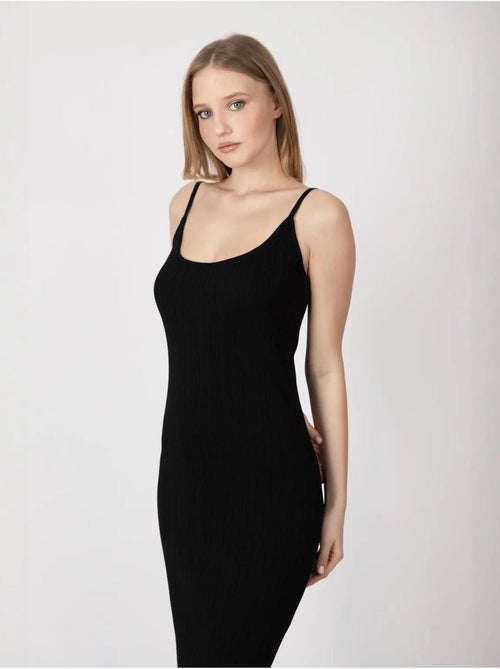 Vestido largo de punto con escote redondo y tirantes hiccup - Kiabi Vestido largo de punto con escote redondo y tirantes hiccup - Kiabi