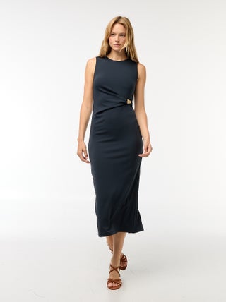 Vestido largo drapeado con pedrería