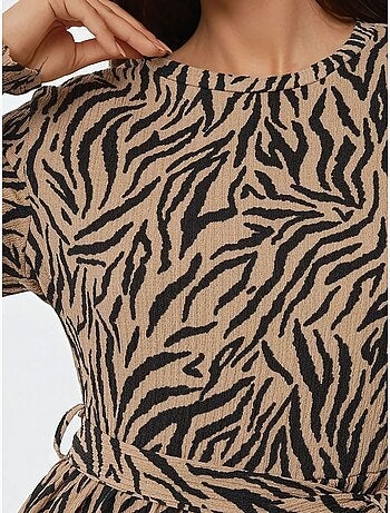 Vestido largo estampado de cuello redondo con cinturón