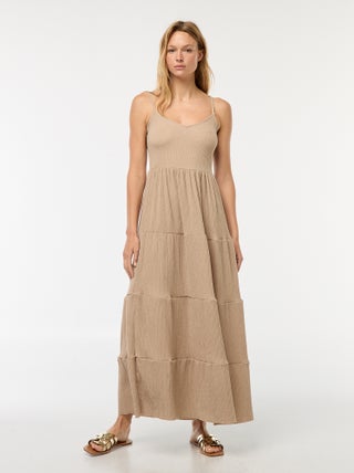 Vestido largo gofrado con capas