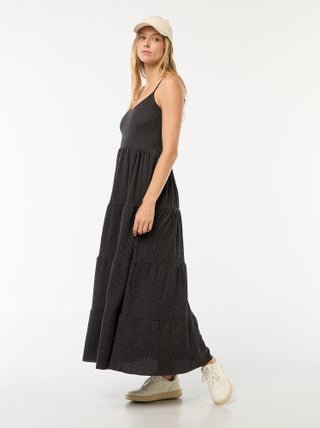Vestido largo gofrado con capas