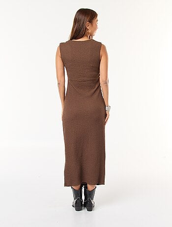 Vestido largo gofrado con sisa americana