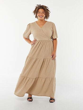 Vestido largo gofrado de manga corta con cuello cruzado