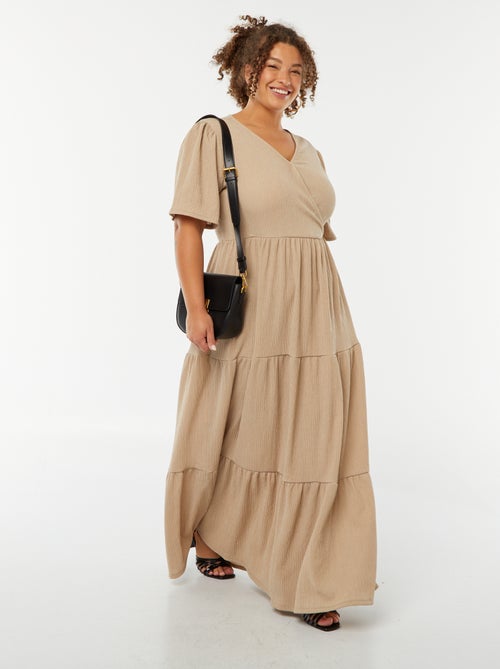 Vestido largo gofrado de manga corta con cuello cruzado - Kiabi