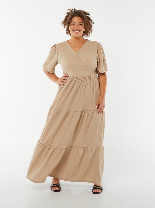 Vestido largo gofrado de manga corta con cuello cruzado - Kiabi