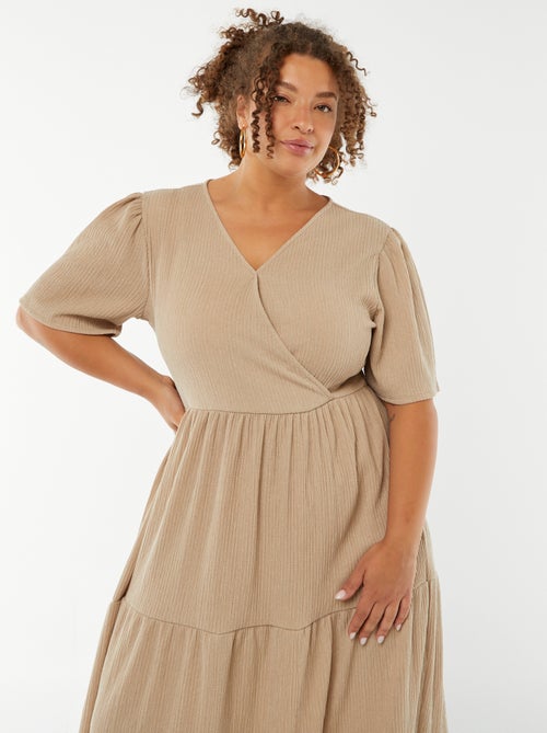 Vestido largo gofrado de manga corta con cuello cruzado - Kiabi